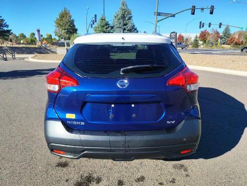 Deep Blue Pearl/Fresh Powder 2018 Nissan Kicks SV