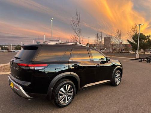 2023 Nissan Pathfinder SL 4WD