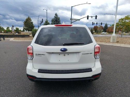 Crystal White Pearl 2018 Subaru Forester 2.5i