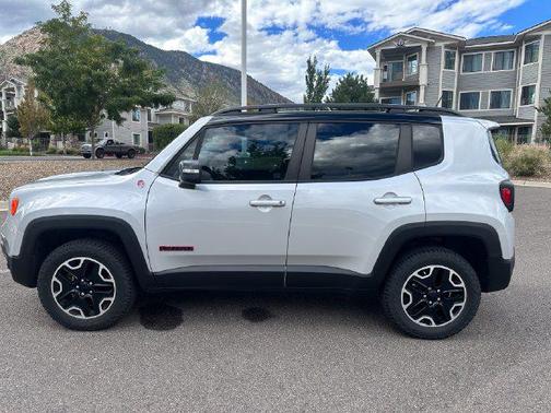 Glacier Metallic 2017 Jeep Renegade Trailhawk
