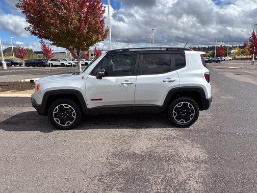 Glacier Metallic 2017 Jeep Renegade Trailhawk