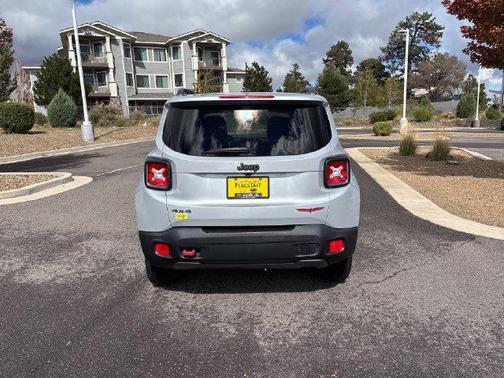 Glacier Metallic 2017 Jeep Renegade Trailhawk