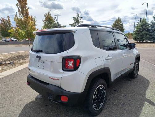 Glacier Metallic 2017 Jeep Renegade Trailhawk