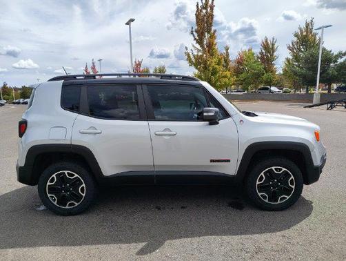 Glacier Metallic 2017 Jeep Renegade Trailhawk