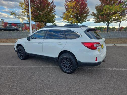 Crystal White Pearl 2017 Subaru Outback 2.5i Premium