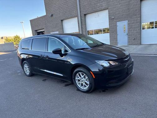 Brilliant Black Crystal Pearlcoat 2023 Chrysler Voyager LX