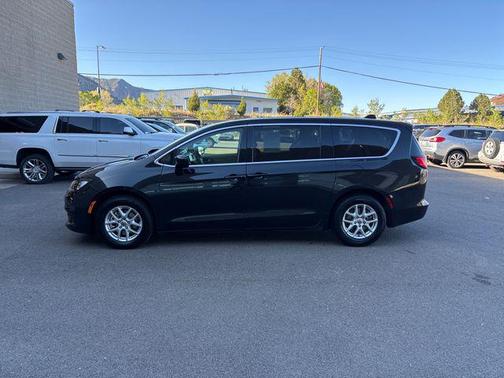 Brilliant Black Crystal Pearlcoat 2023 Chrysler Voyager LX