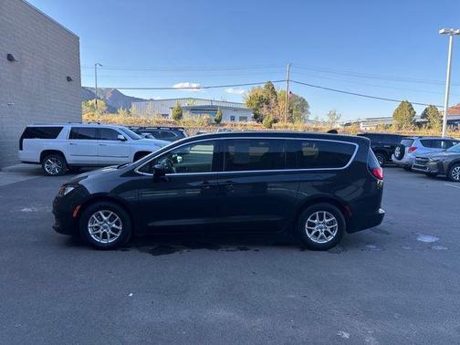 Brilliant Black Crystal Pearlcoat 2023 Chrysler Voyager LX