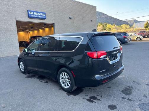 Brilliant Black Crystal Pearlcoat 2023 Chrysler Voyager LX
