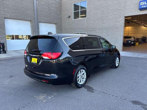 Brilliant Black Crystal Pearlcoat 2023 Chrysler Voyager LX