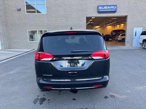 Brilliant Black Crystal Pearlcoat 2023 Chrysler Voyager LX