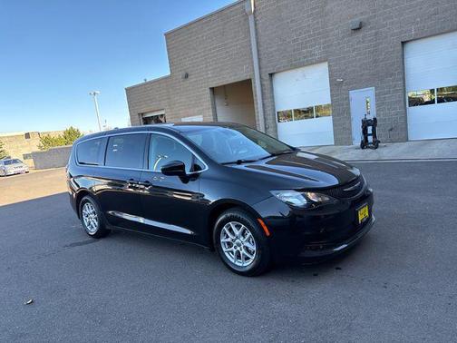 Brilliant Black Crystal Pearlcoat 2023 Chrysler Voyager LX