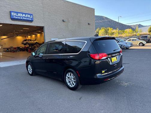 Brilliant Black Crystal Pearlcoat 2023 Chrysler Voyager LX