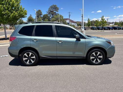 Jasmine Green Metallic 2018 Subaru Forester 2.5i Premium