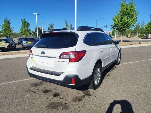 Crystal White Pearl 2019 Subaru Outback 2.5i Premium