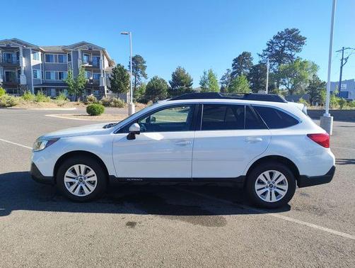 Crystal White Pearl 2019 Subaru Outback 2.5i Premium