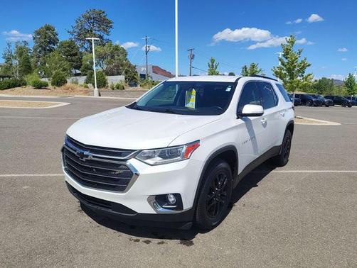 Iridescent Pearl Tricoat 2020 Chevrolet Traverse LT Leather