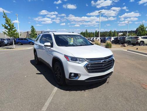 Iridescent Pearl Tricoat 2020 Chevrolet Traverse LT Leather
