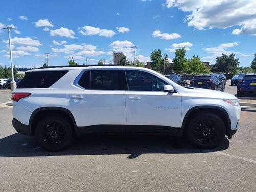Iridescent Pearl Tricoat 2020 Chevrolet Traverse LT Leather