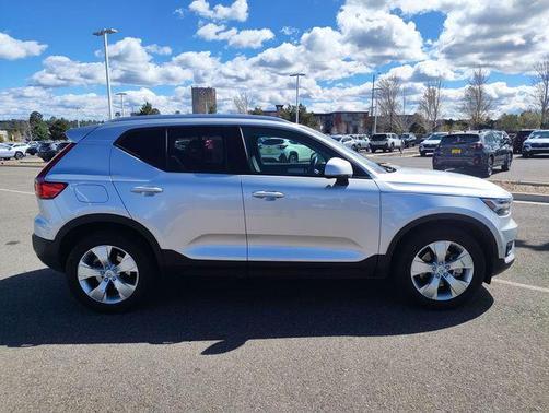 Bright Silver Metallic 2019 Volvo XC40 T5 Momentum