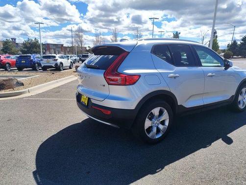Bright Silver Metallic 2019 Volvo XC40 T5 Momentum