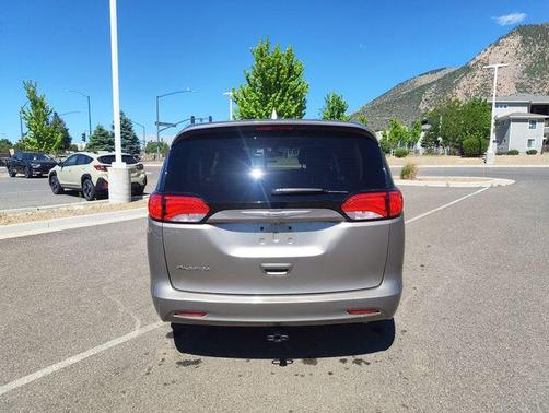 Molten Silver 2017 Chrysler Pacifica LX