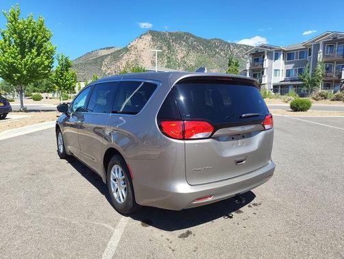 Molten Silver 2017 Chrysler Pacifica LX