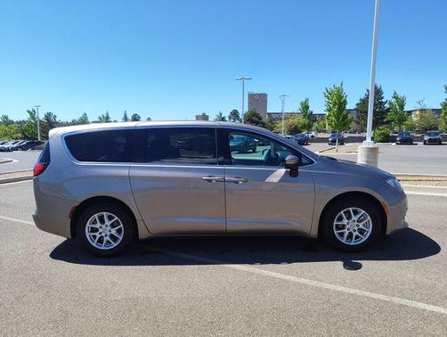 Molten Silver 2017 Chrysler Pacifica LX
