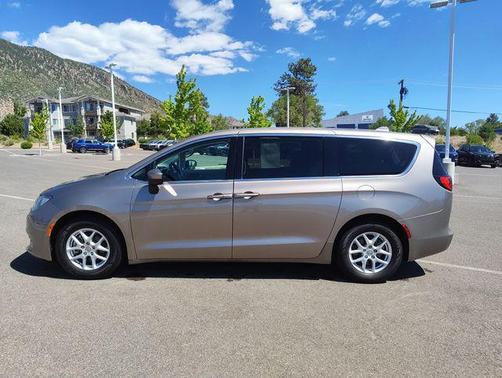 Molten Silver 2017 Chrysler Pacifica LX