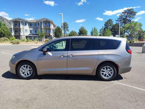 Molten Silver 2017 Chrysler Pacifica LX