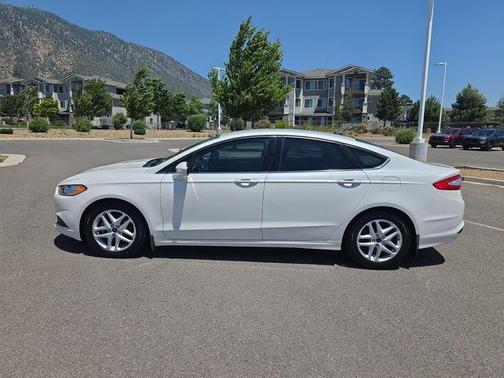 White Platinum Clearcoat Metallic 2016 Ford Fusion SE