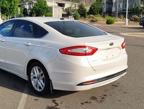 White Platinum Clearcoat Metallic 2016 Ford Fusion SE