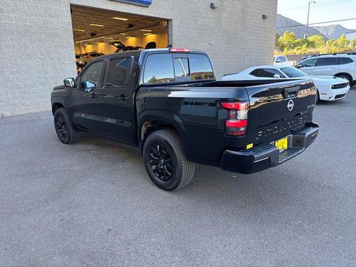 Super Black 2022 Nissan Frontier SV