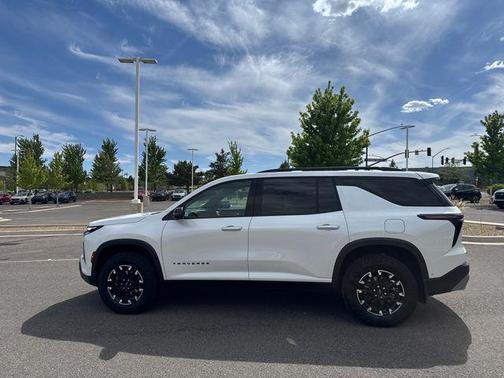 Iridescent Pearl Tricoat 2024 Chevrolet Traverse AWD Z71