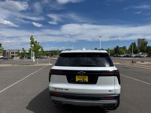 Iridescent Pearl Tricoat 2024 Chevrolet Traverse AWD Z71