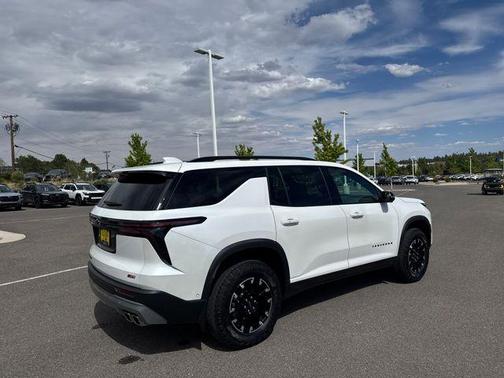 Iridescent Pearl Tricoat 2024 Chevrolet Traverse AWD Z71