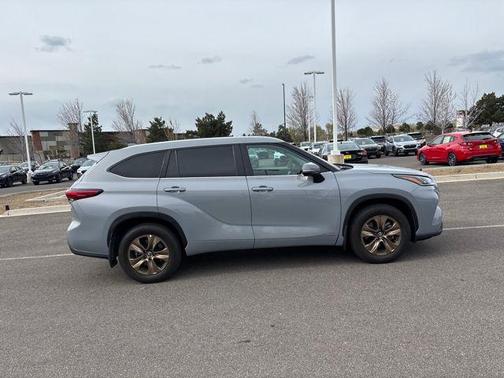 Cement 2023 Toyota Highlander Hybrid XLE