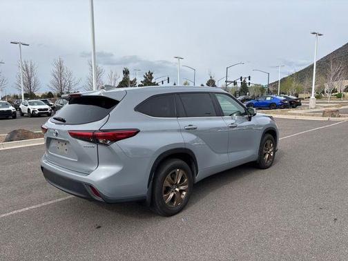 Cement 2023 Toyota Highlander Hybrid XLE