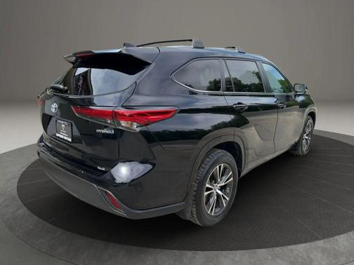 Midnight Black Metallic 2023 Toyota Highlander Hybrid XLE