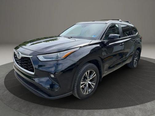 Midnight Black Metallic 2023 Toyota Highlander Hybrid XLE