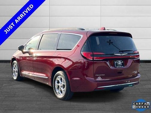 Velvet 2022 Chrysler Pacifica Limited