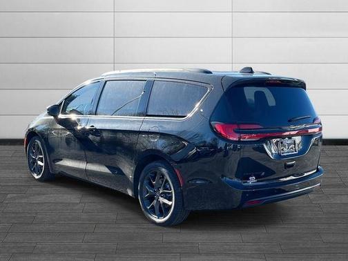 Diamond Black 2026 Chrysler Pacifica Select