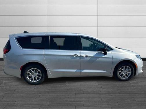 Silver Mist Clearcoat 2026 Chrysler Voyager LX