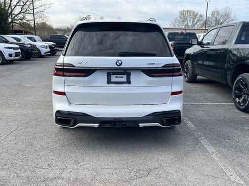 White Metallic 2024 BMW X7 xDrive40i