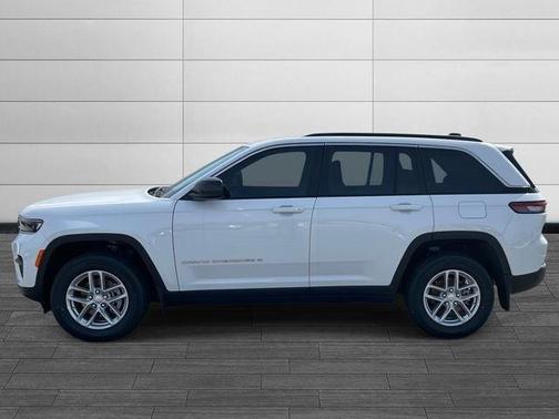 Bright White Clearcoat 2026 Jeep Grand Cherokee Laredo
