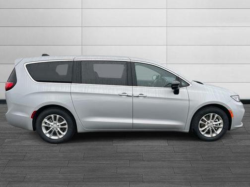Silver Mist Clearcoat 2026 Chrysler Pacifica Select