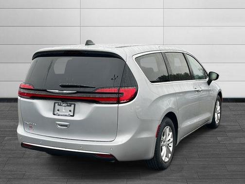 Silver Mist Clearcoat 2026 Chrysler Pacifica Select