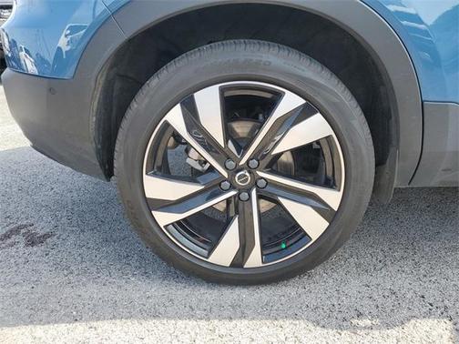 2023 Volvo XC40 B5 Plus Dark Theme
