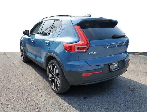 2023 Volvo XC40 B5 Plus Dark Theme