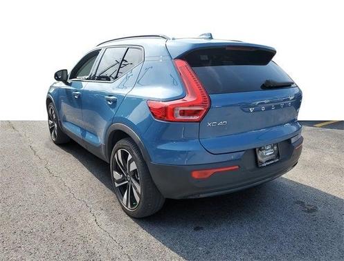 2023 Volvo XC40 B5 Plus Dark Theme